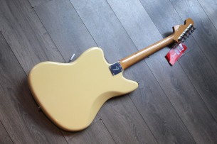 FENDER "Vintera II '70s Jaguar, Vintage White , Maple" GIGBAG, 3, 86 KG