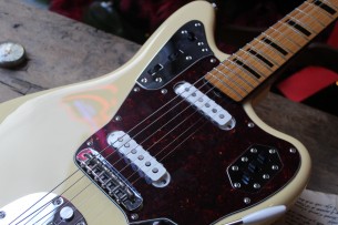 FENDER "Vintera II '70s Jaguar, Vintage White , Maple" GIGBAG, 3, 86 KG