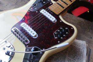 FENDER "Vintera II '70s Jaguar, Vintage White , Maple" GIGBAG, 3, 86 KG
