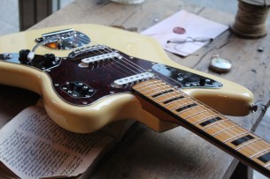 FENDER "Vintera II '70s Jaguar, Vintage White , Maple" GIGBAG, 3, 86 KG