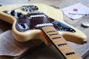FENDER "Vintera II '70s Jaguar, Vintage White , Maple" GIGBAG, 3, 86 KG