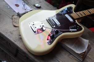 FENDER "Vintera II '70s Jaguar, Vintage White , Maple" GIGBAG, 3, 86 KG