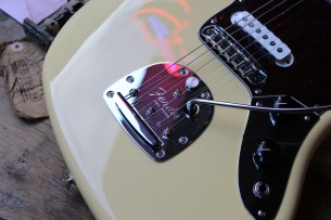 FENDER "Vintera II '70s Jaguar, Vintage White , Maple" GIGBAG, 3, 86 KG