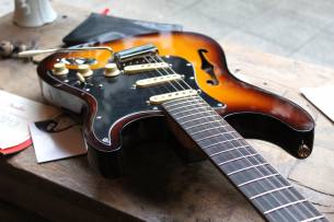 FENDER " Limited Edition Suona Stratocaster Thinline" HARDCASE, 3, 28 KG