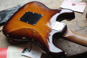 FENDER " Limited Edition Suona Stratocaster Thinline" HARDCASE, 3, 28 KG