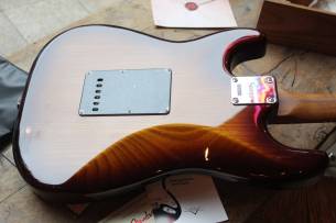 FENDER " Limited Edition Suona Stratocaster Thinline" HARDCASE, 3, 28 KG