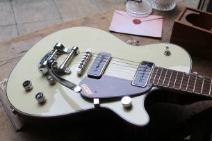 GRETSCH "G5210T-P90 Electromatic Jet™ Two 90 Single-Cut with Bigsby®, Laurel Fingerboard, Vintage White" 4, 00 KG
