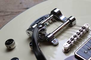 GRETSCH "G5210T-P90 Electromatic Jet™ Two 90 Single-Cut with Bigsby®, Laurel Fingerboard, Vintage White" 4, 00 KG
