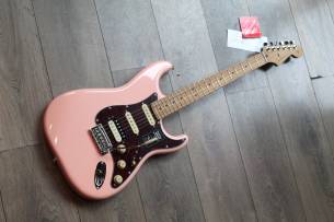 FENDER "Limited Edition Player Stratocaster HSS, Roasted Neck, Shell Pink" 3, 61 KG