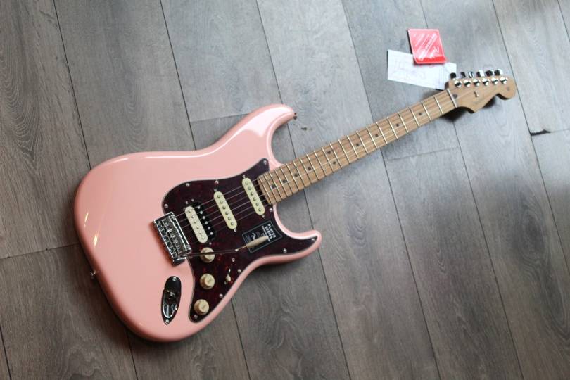 FENDER "Limited Edition Player Stratocaster HSS, Roasted Neck, Shell Pink" 3, 61 KG