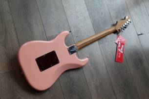 FENDER "Limited Edition Player Stratocaster HSS, Roasted Neck, Shell Pink" 3, 61 KG