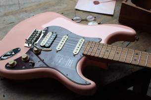 FENDER "Limited Edition Player Stratocaster HSS, Roasted Neck, Shell Pink" 3, 61 KG