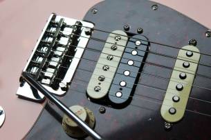 FENDER "Limited Edition Player Stratocaster HSS, Roasted Neck, Shell Pink" 3, 61 KG