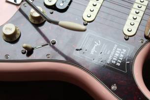FENDER "Limited Edition Player Stratocaster HSS, Roasted Neck, Shell Pink" 3, 61 KG
