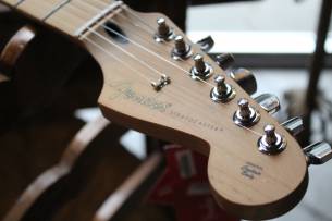 FENDER "Limited Edition Player Stratocaster HSS, Roasted Neck, Shell Pink" 3, 61 KG