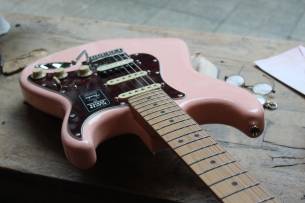 FENDER "Limited Edition Player Stratocaster HSS, Roasted Neck, Shell Pink" 3, 61 KG