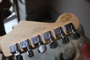 FENDER "Limited Edition Player Stratocaster HSS, Roasted Neck, Shell Pink" 3, 61 KG