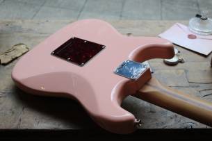 FENDER "Limited Edition Player Stratocaster HSS, Roasted Neck, Shell Pink" 3, 61 KG