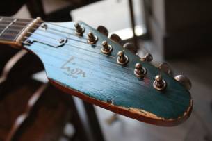 EGMOND "Lion Foreign 1964/1967 Blue with Hardcase and Strap"