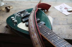 EGMOND "Lion Foreign 1964/1967 Blue with Hardcase and Strap"