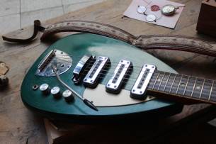EGMOND "Lion Foreign 1964/1967 Blue with Hardcase and Strap"