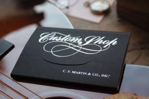 MARTIN "Custom Shop CS-00" HARDCASE, PAPERS
