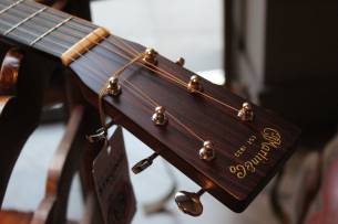 MARTIN "Custom Shop CS-00" HARDCASE, PAPERS