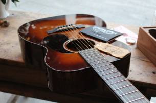 MARTIN "Custom Shop CS-00" HARDCASE, PAPERS