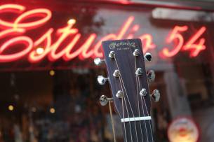 MARTIN "Custom Shop CS-00" HARDCASE, PAPERS