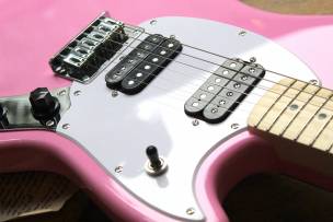 SQUIER "Sonic Mustang HH, Flash Pink , Maple" 2, 9 KG by FENDER