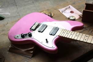 SQUIER "Sonic Mustang HH, Flash Pink , Maple" 2, 9 KG by FENDER