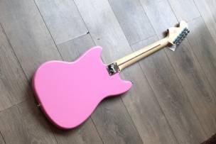 SQUIER "Sonic Mustang HH, Flash Pink , Maple" 2, 9 KG by FENDER