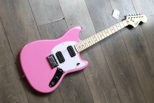SQUIER "Sonic Mustang HH, Flash Pink , Maple" 2, 9 KG by FENDER