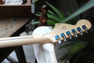 SQUIER "Sonic Mustang HH, Flash Pink , Maple" 2, 9 KG by FENDER