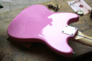 SQUIER "Sonic Mustang HH, Flash Pink , Maple" 2, 9 KG by FENDER