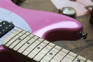 SQUIER "Sonic Mustang HH, Flash Pink , Maple" 2, 9 KG by FENDER
