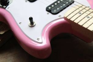 SQUIER "Sonic Mustang HH, Flash Pink , Maple" 2, 9 KG by FENDER