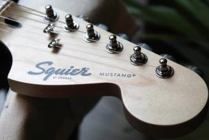 SQUIER "Sonic Mustang HH, Flash Pink , Maple" 2, 9 KG by FENDER