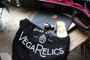 VEGARELICS "Les Paul Junior Sunburst Aged" HARDCASE, 3,22 KG