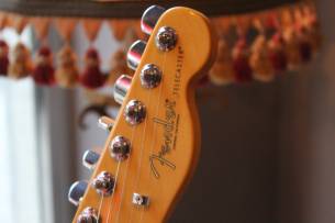 FENDER "American Professional II Telecaster,Butterscotch Blonde, Maple" HARDCASE. 3, 19 KG