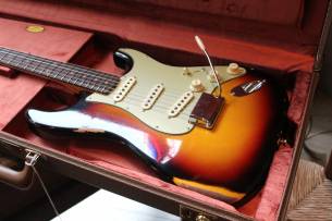 FENDER Custom Shop Late 1962 Stratocaster Relic Closet Classic Hardware, 3-Colour Sunburst