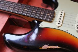 FENDER Custom Shop Late 1962 Stratocaster Relic Closet Classic Hardware, 3-Colour Sunburst