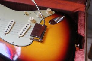FENDER Custom Shop Late 1962 Stratocaster Relic Closet Classic Hardware, 3-Colour Sunburst