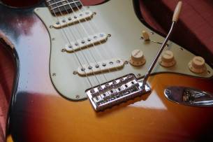 FENDER Custom Shop Late 1962 Stratocaster Relic Closet Classic Hardware, 3-Colour Sunburst