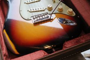 FENDER Custom Shop Late 1962 Stratocaster Relic Closet Classic Hardware, 3-Colour Sunburst