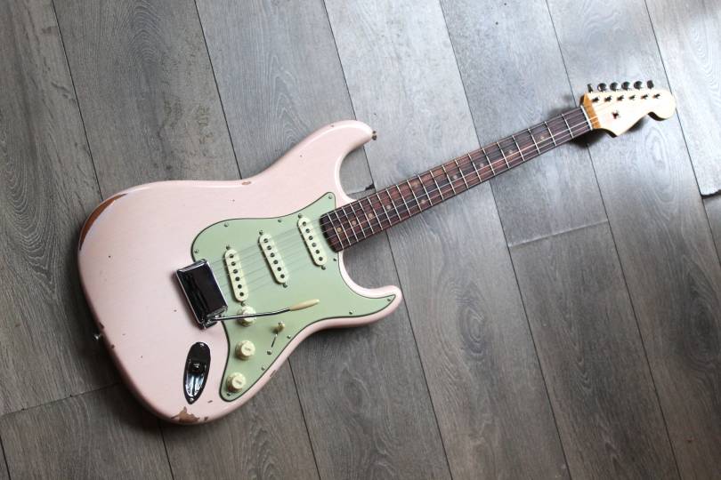 FENDER Custom Shop Late 1962 Stratocaster Relic with Closet Classic Hardware, Super Faded Aged Shell Pink