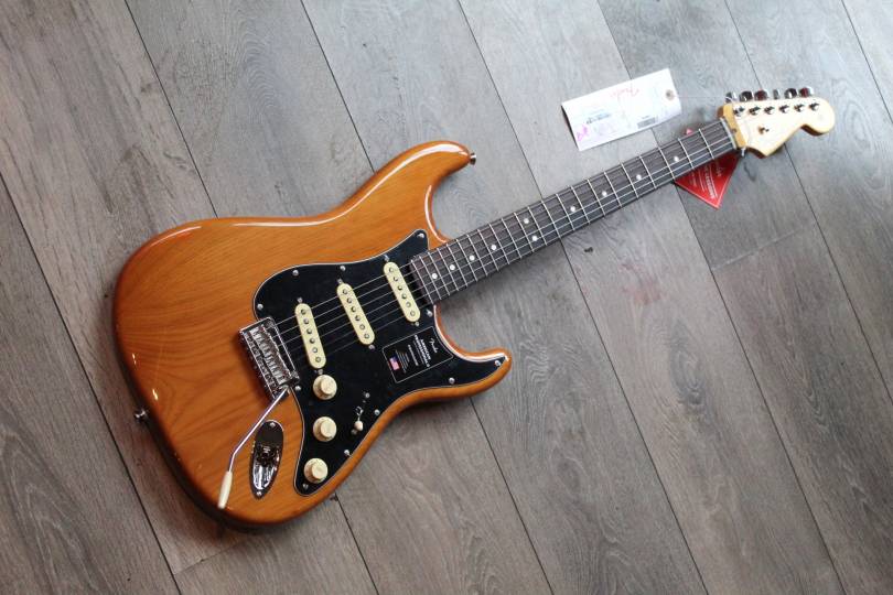 FENDER "American Professional II Stratocaster, Roasted Pine, Rosewood" HARDCASE, 3, 04 KG