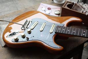 FENDER "American Professional II Stratocaster, Roasted Pine, Rosewood" HARDCASE, 3, 04 KG