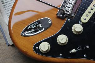 FENDER "American Professional II Stratocaster, Roasted Pine, Rosewood" HARDCASE, 3, 04 KG