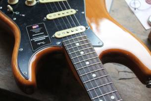 FENDER "American Professional II Stratocaster, Roasted Pine, Rosewood" HARDCASE, 3, 04 KG